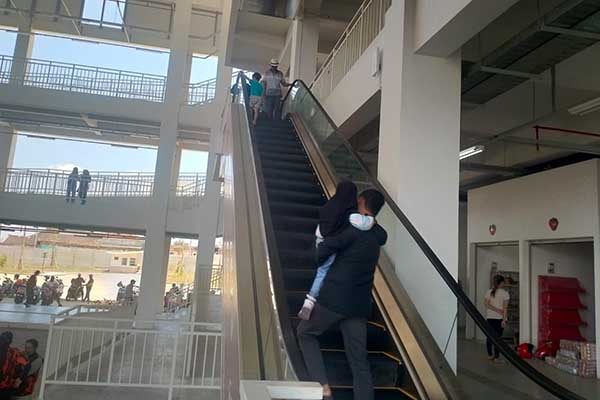 Warga Batu yang mendatangi pasar induk Among Tani untuk jalan-jalan. (Seru.co.id/dik) - Antusias Warga ‘Berwisata’ di Pasar Induk Batu Hari Pertama Beroperasi