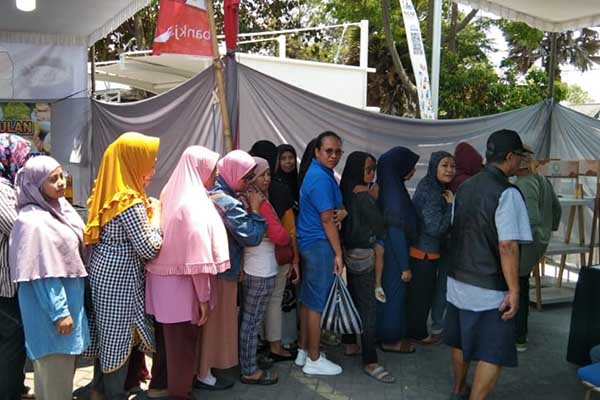 Warga rela antri untuk mendapatkan sembako murah. (ist) - Ringankan Beban Masyarakat, Pemkot Batu Gelar Pasar Murah Sembako