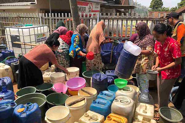 Warga yang tengah mengantre mendapatkan air bersih di Dusun Krisik Desa Kemiri Kecamatan Jabung. (wul) - Bupati Malang Distribusikan Air Bersih Ke Desa Kemiri Kecamatan Jabung
