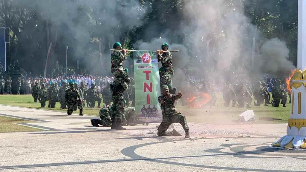Upacara HUT ke-78 TNI di Bojonegoro Dimeriahkan Unjuk Ketangkasan Bertempur