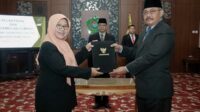 Ach. Faisol (Kanan) saat serah terima jabatan sebagai Sekda Pamekasan. (Memo X/udi) - PJ Bupati Lantik Mantan Kadis Dispendukcapil Resmi sebagai Sekda Pamekasan