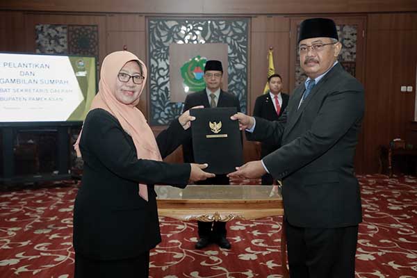 Ach. Faisol (Kanan) saat serah terima jabatan sebagai Sekda Pamekasan. (Memo X/udi) - PJ Bupati Lantik Mantan Kadis Dispendukcapil Resmi sebagai Sekda Pamekasan
