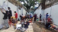 Animo para pelukis melukis mural di lorong parkir utara Whiz Prime Hotel Malang. (rhd) - 54 Pelukis Semarakkan Lomba Mural HUT ke-6 Whiz Prime Hotel Malang