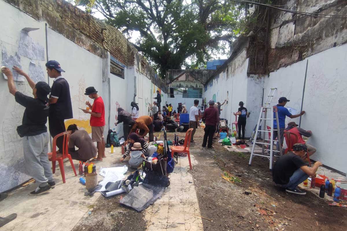 Animo para pelukis melukis mural di lorong parkir utara Whiz Prime Hotel Malang. (rhd) - 54 Pelukis Semarakkan Lomba Mural HUT ke-6 Whiz Prime Hotel Malang