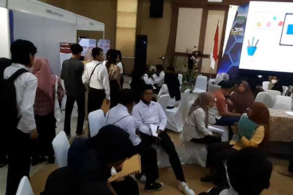 Antusias para pencaker di lokasi Job Fair. (Seru.co.id/dik) - Job Fair Disnaker Batu Targetkan Pengurangan Angka Pengangguran Akhir Tahun