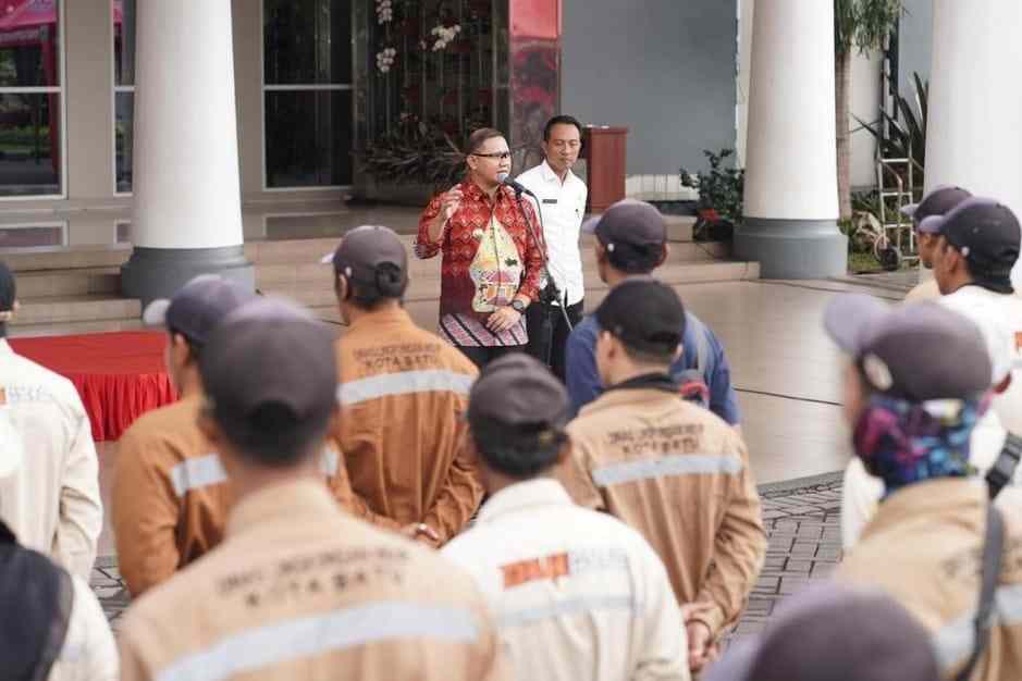 Inginkan Kota Batu Tetap Bersih, Pj Aries Motivasi 'Pasukan Kuning'.