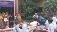 BPBD Batu ajari Siswa menyelamatkan diri dari ancaman bencana. (ist) - Dukung Satuan Pendidikan Aman Bencana, BPBD Batu Beri Edukasi dan Simulasi Kebencanaan