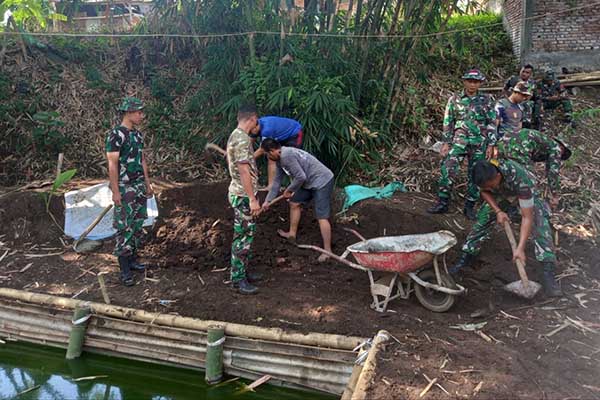 Babinsa Blimbing bersama warga bersihkan lingkungan Kampung Semar. (ist) - Babinsa Blimbing Bersama Warga Bersihkan Lingkungan Kampung Semar