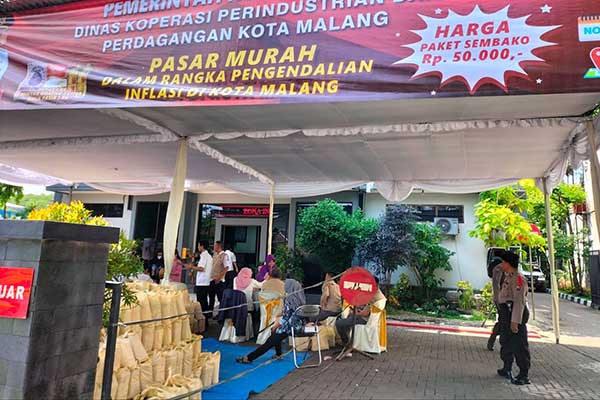 Babinsa Gadingkasri pantau operasi pasar murah Kecamatan Klojen. (ist) - Babinsa Gadingkasri Pantau Operasi Pasar Murah Kecamatan Klojen
