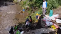 Antisipasi Banjir, Babinsa Jodipan Bersama GAS dan Warga Bersihkan Sungai Brantas