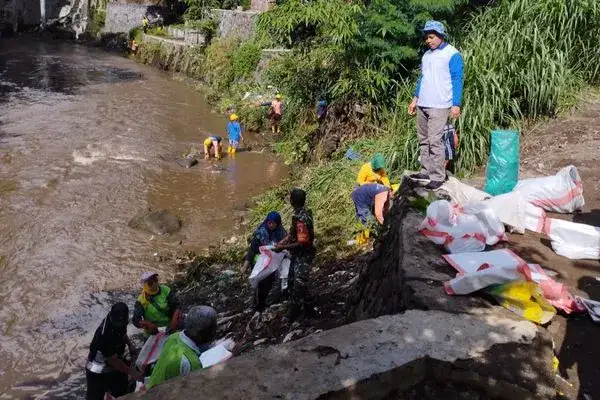 Antisipasi Banjir, Babinsa Jodipan Bersama GAS dan Warga Bersihkan Sungai Brantas