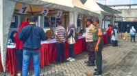 Babinsa Kauman Dampingi Pendistribusian Bantuan PKH dan Sembako Tunai Tahap 4