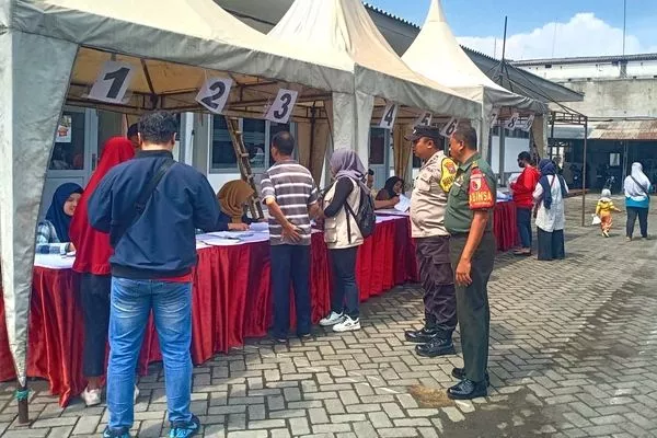 Babinsa Kauman Dampingi Pendistribusian Bantuan PKH dan Sembako Tunai Tahap 4