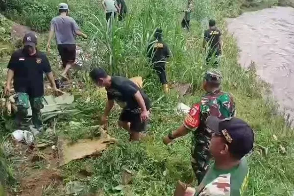 Babinsa Kiduldalem Bersama Warga Bersihkan Sungai Brantas Cegah Banjir