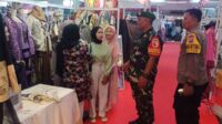 Babinsa Kiduldalem pantau keamanan pengunjung Mal Ramayana. (ist) - Babinsa Kiduldalem Pantau Keamanan Pengunjung Mal Ramayana
