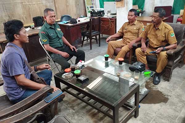 Babinsa Koramil/03 Blimbing komsos bersama Kepala Pasar Kebalen. (ist) - Babinsa Koramil/03 Blimbing Komsos Bersama Kepala Pasar Kebalen