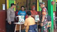 Babinsa Koramil 0833/02 Kedungkandang dampingi pendistribuan bantuan pangan warga Mergosono. (ist) - Babinsa Koramil 0833/02 Kedungkandang Dampingi Pendistribuan Bantuan Pangan Warga Mergosono
