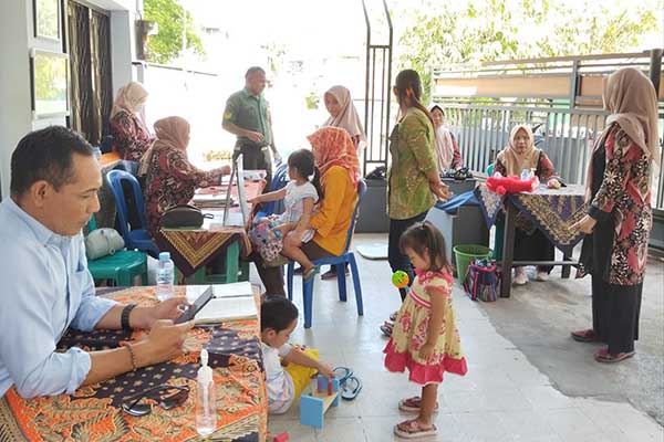Babinsa Sukun dampingi pelayanan Posyandu Kartini 01 Bandungrejosari. (ist) - Babinsa Sukun Dampingi Pelayanan Posyandu Kartini 01 Bandungrejosari