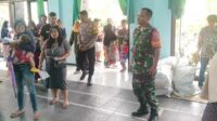 Babinsa Sukun dampingi penyaluran bantuan pangan cegah stunting. (ist) - Babinsa Sukun Dampingi Penyaluran Bantuan Pangan Cegah Stunting