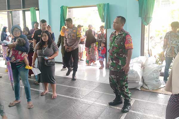Babinsa Sukun dampingi penyaluran bantuan pangan cegah stunting. (ist) - Babinsa Sukun Dampingi Penyaluran Bantuan Pangan Cegah Stunting