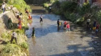 Babinsa Sukun Terjun Langsung Bersihkan Sungai dari Sampah