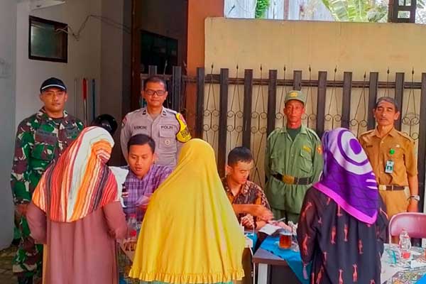 Babinsa Wonokoyo dampingi penyaluran BPNTD dan PKH. (ist) - Babinsa Wonokoyo Dampingi Penyaluran BPNTD dan PKH