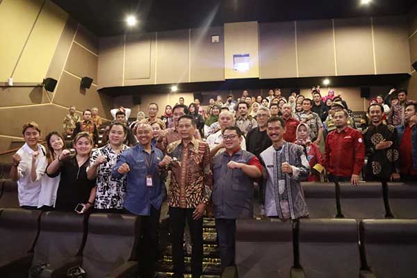 Bersama komunitas film dalam Awarding Film Pendek. (ist) - Pj Wali Kota Malang Apresiasi Upaya Kreatif Diskominfo Melalui Film