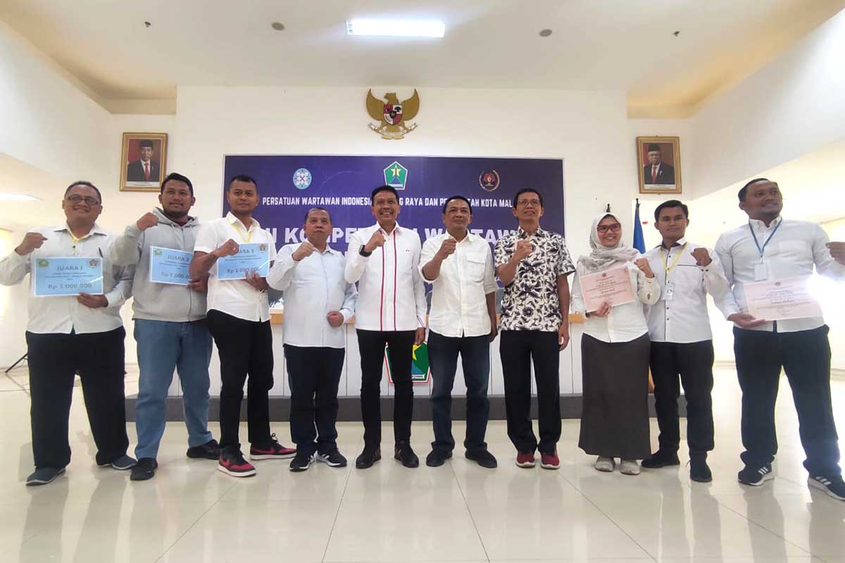 Bersama pemenang lomba karya jurnalistik dan peserta terbaik tiap jenjang. (rhd) - UKW PWI Malang Raya 54-55 Ditutup, Rekor 100 Persen Lulus Terbanyak