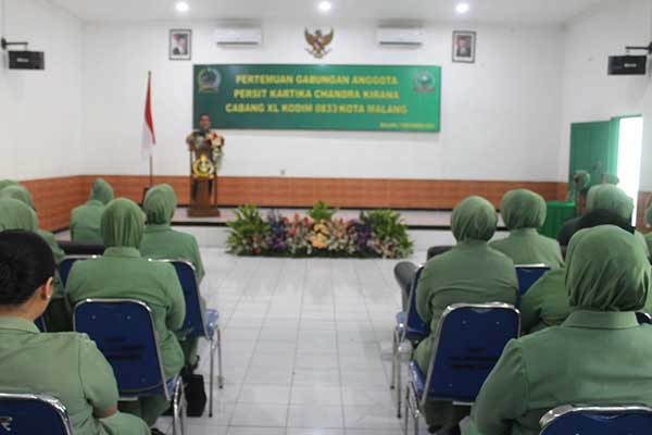 Dandim 0833 berikan pengarahan anggota Persit Kartika Candra Kirana Cabang XL. (ist) - Dandim 0833 Berikan Pengarahan Anggota Persit Kartika Candra Kirana Cabang XL
