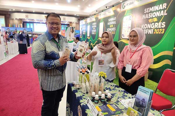 Dekan FTP, Prof Yusuf Hendrawan STP MAppLifeSc PhD, meninjau stand CoE ubi dan rimpang. (rhd) - Semnas-Kongres P3FNI Usung Pangan Fungsional dan Nutrasetikal di FTB UB