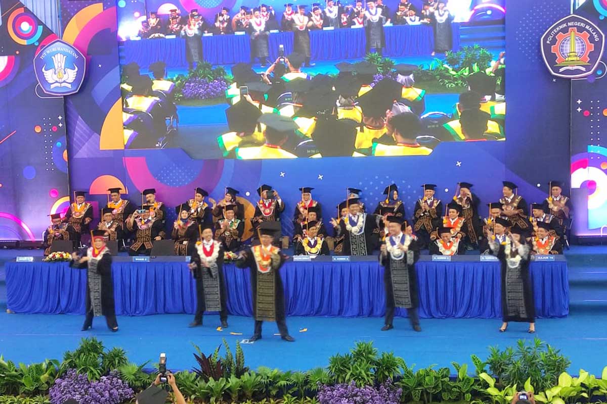 Direktur dan para Wakil Direktur Polinema menghibur wisudawan dengan lagu 'Ojo Dibandingke' versi 4 bahasa - Polinema Luluskan 659 Wisudawan Tahap IV, Didominasi PSDKU Kediri