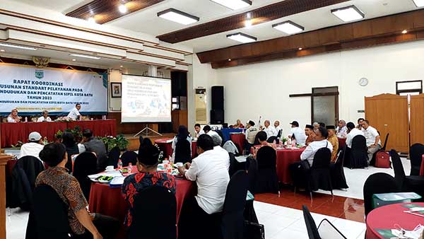 Disdukcapil Kota Batu menggelar Rakor membahas dan mensosialisasikan Peraturan Wali Kota Batu Nomor 36 Tahun 2022 tentang Inovasi Daerah yang digelar di Hall Wulandari, Hotel Purnama Batu, Rabu (8/11/2023). (ist) - Disdukcapil Kota Batu Gelar Rakor Penyusunan Standar Pelayanan