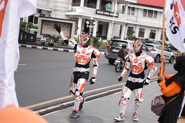 Dua maskot Satria PKS turut menyapa warga yang melintasi Alun-alun Tugu Kota Malang. (ist) - Kampanye Perdana, PKS Sapa Warga di Alun-Alun Tugu Kota Malang