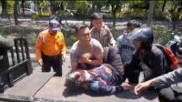 Perwira Polisi Ditpolairud Lepas Seragam, Selimuti Korban Laka Lantas