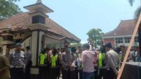 Forum Mahasiswa Pantura (Formatur) saat menggelar aksi demo di depan kantor bupati Pamekasan, Kamis (16/11/2023). (Seru.co.id/luq) - Massa Demo Tuntut Pemkab Pecat Kepala Puskesmas Teja Pamekasan