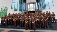 Foto bersama para Pejabat di lingkungan Kejati Jatim dan Pejabat baru Kajari yang baru dilantik. (ist) - Didik Adyotomo SH MH Gantikan Agus Rujito Sebagai Kajari Batu