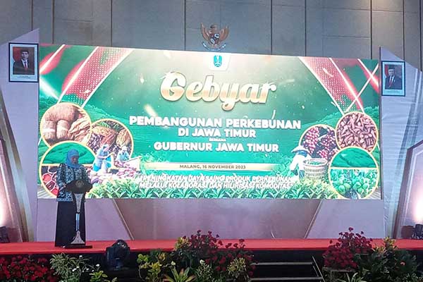 Gubernur Jawa Timur, Khofifah dalam sambutan Gebyar Pembangunan Perkebunan di Jawa Timur. (ws8) - Gubernur Jawa Timur: Produksi Perkebunan Jawa Timur Luar Biasa!!!