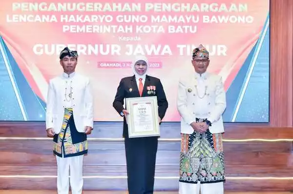 Dianggap Tokoh Berjasa bagi Kota Batu, Khofifah Terima Tiga Lencana dari Pemkot Batu