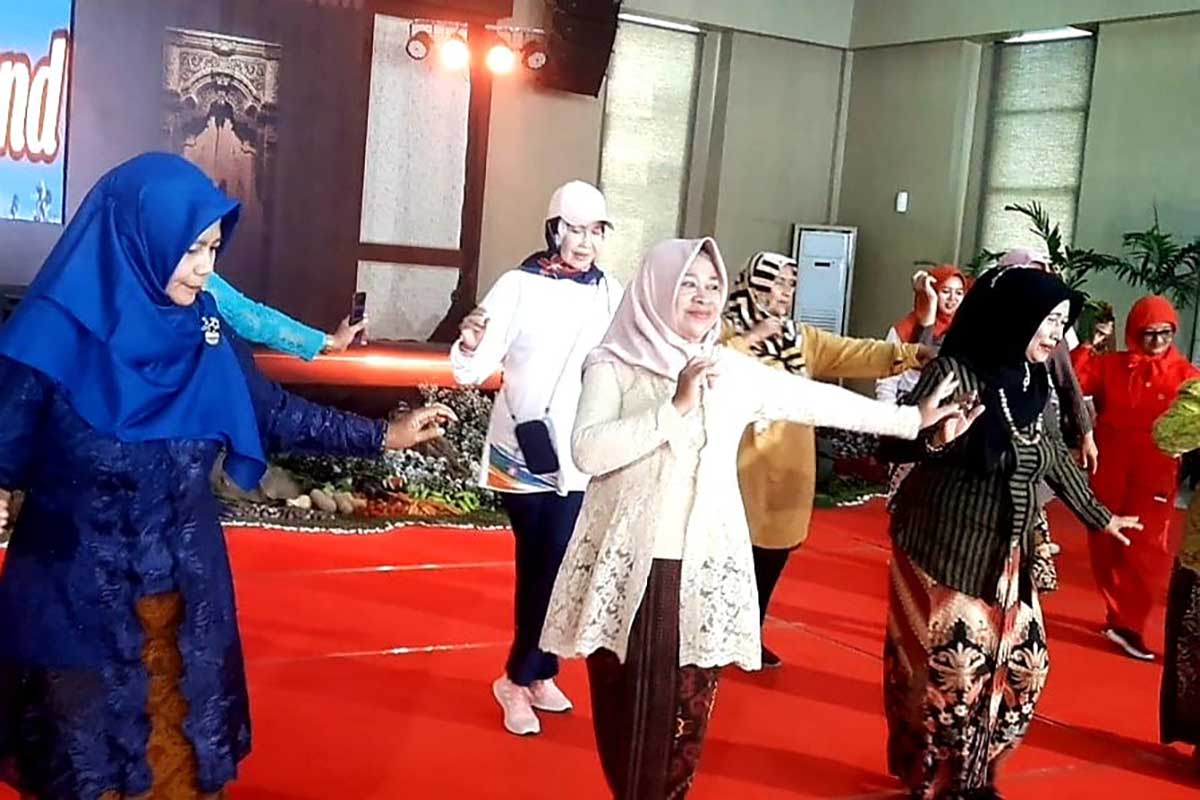 Hiburan musik dan dance di cluster lansia. (dik) - Health Expo Dinkes Batu Meriahkan HKN 2023