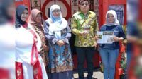 Humas Desa Wisata Sidomulyo saat berfoto bersama Sekda Provinsi Jatim dan Wabup Sumenep di Stand Kampung Sakura Sidomulyo. (ist) - Festival Desa Wisata, Sidomulyo Sabet Dua Nominasi Sekaligus "Dewi Cemara"