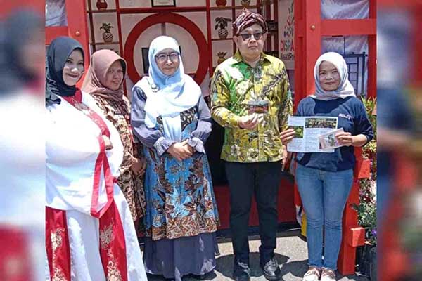 Humas Desa Wisata Sidomulyo saat berfoto bersama Sekda Provinsi Jatim dan Wabup Sumenep di Stand Kampung Sakura Sidomulyo. (ist) - Festival Desa Wisata, Sidomulyo Sabet Dua Nominasi Sekaligus "Dewi Cemara"