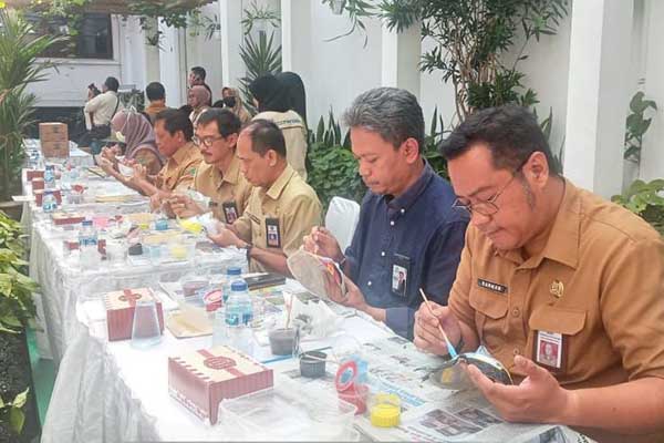 Jajaran OPD melukis Topeng Malangan. (ws8) - Mask Colouring, Bentuk Perhatian Pemkot Malang pada Topeng Malangan