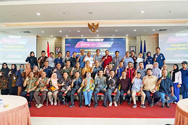 Jajaran UM bersama pimpinan 20 media massa berbagai platform. (ist) - Rektor UM Sharing dan Hearing Bersama Media Massa