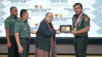 Jaya Suprana memberikan Penghargaan Rekor MURI kepada Pangkostrad. (ist) - Terbanyak Bantu Kebutuhan Air Minum Warga, Pangkostrad Peroleh Rekor MURI