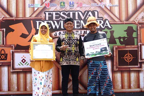 Kadisporapar Kota Malang, Baihaqi SPd SE MSi, bersama tim menerima penghargaan Dewi Cemara Jatim 2023. (ist) - Kampoeng Heritage Kajoetangan Sabet Penghargaan Dewi Cemara Jatim 2023