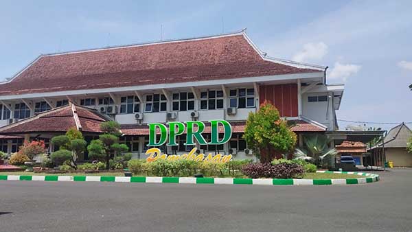 Kantor Dewan Perwakilan Rakyat Daerah Kabupaten Pamekasan. (Seru.co.id/udi) - Sekwan DPRD Pamekasan Akui Kebenaran Stafnya Pakai Fasilitas Kantor Bermain Slot