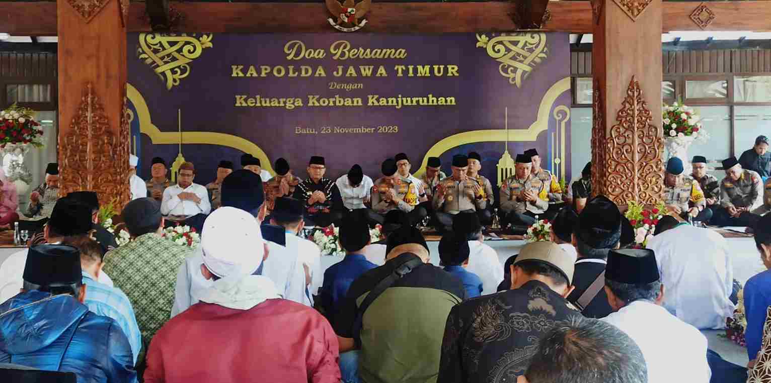 Kapolda Jatim, Waka Polda Jatim dengan Keluarga Korban Kanjuruhan Doa Bersama