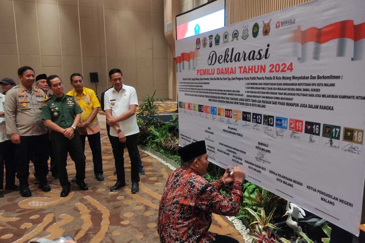Ketua DPRD Kota Malang, I Made Riandiana Kartika, ikut menandatangani Deklarasi Pemilu Damai 2024. (rhd) - Ketua DPRD Kota Malang Ajak 570 Caleg Deklarasi Pemilu Damai 2024