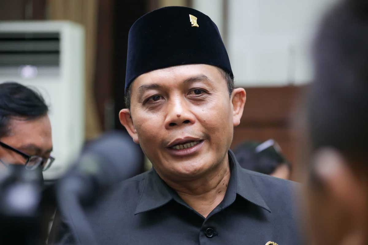 Ketua DPRD Kota Malang, I Made Riandiana Kartika, menjawab pertanyaan awak media. (ist) - Tak Sampai Realisasi, Target PAD Kota Malang 2024 Diturunkan