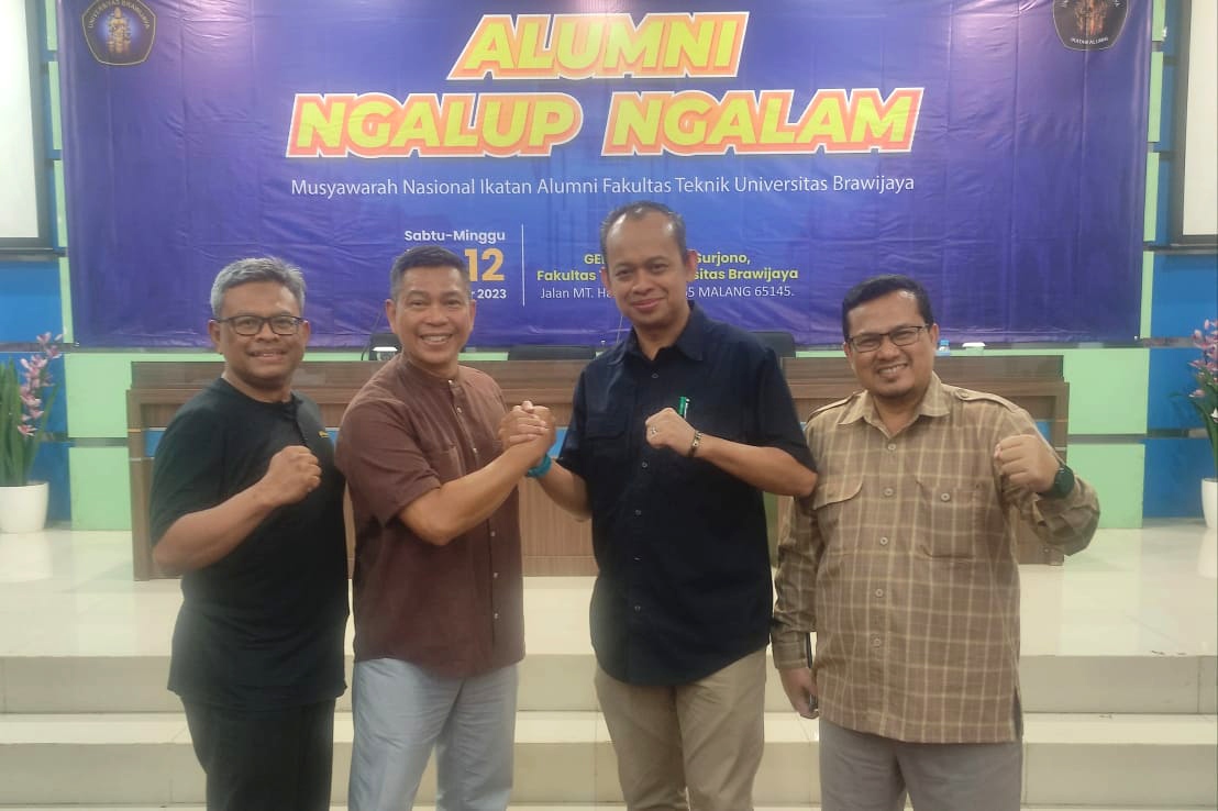 Ketua IKA FTUB lama dan baru (tengah), didampingi Ketua Panitia dan Dekan FTUB.